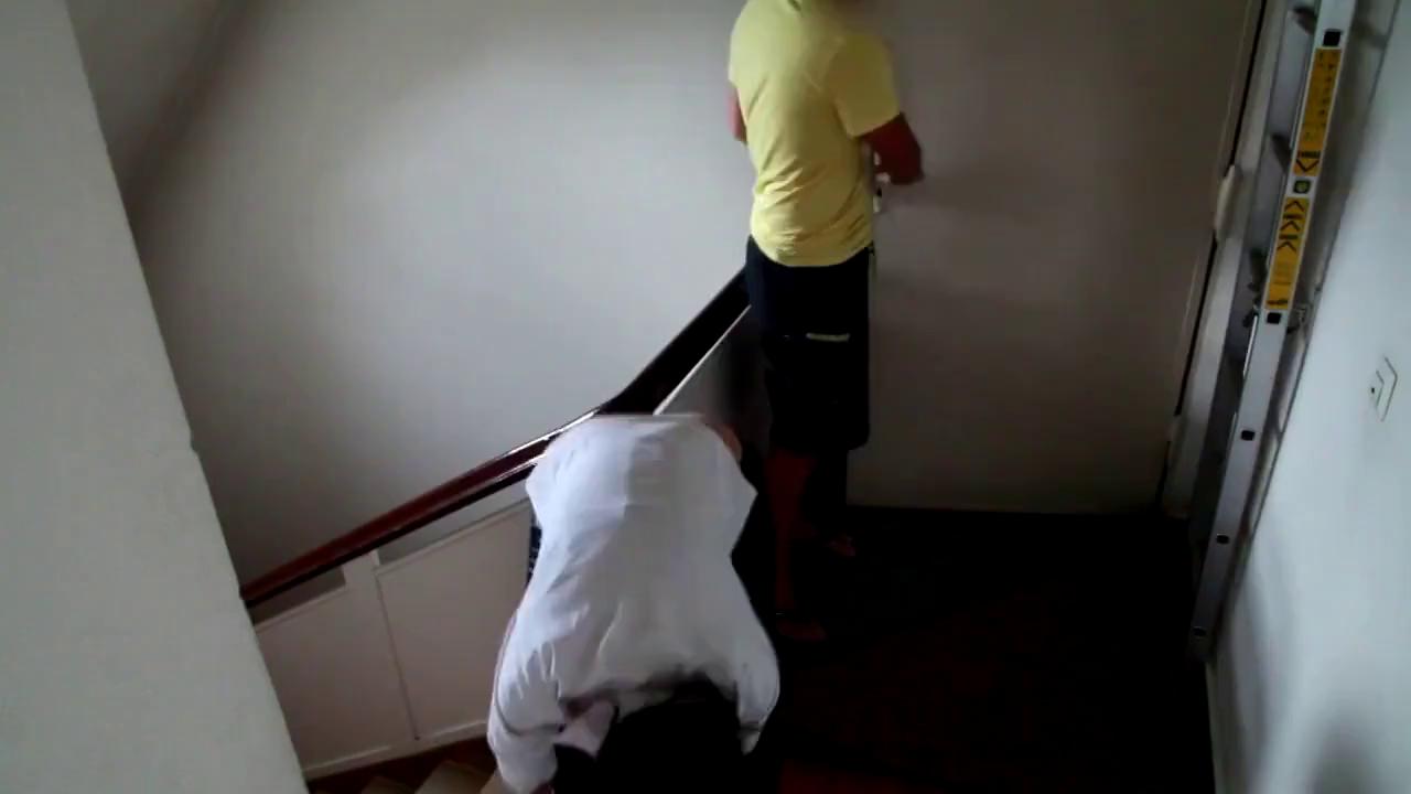 Чувак трахнул свою знакомую в подъезде раком, домашнее порно, секс домашка, трахает дома, крупным планом, ебет девушку, uzbum.su