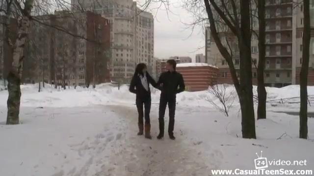 Молодая пара занимается сексом на старом диване, домашнее порно, секс домашка, трахает дома, крупным планом, ебет девушку, uzbum.su