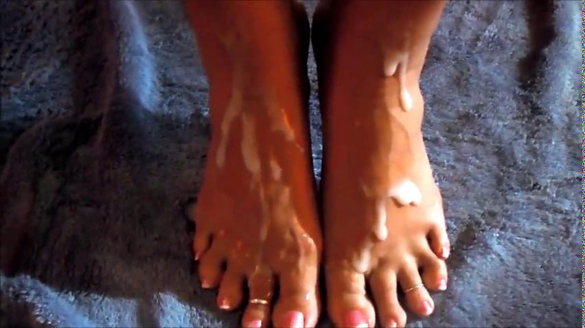 Мужик кончил на длинные ножки своей жены, домашнее порно, секс домашка, трахает дома, крупным планом, ебет девушку, uzbum.su