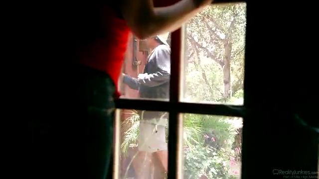 В загородном доме старая блондинка трахается с любовником, домашнее порно, секс домашка, трахает дома, крупным планом, ебет девушку, uzbum.su