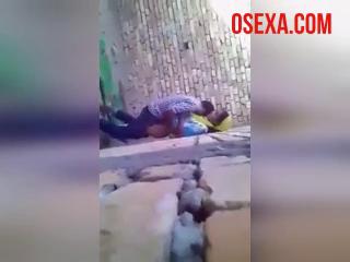 Индус трахает девушку на земле, Молодые, индусы, занимаются, сексом, прямо, на улице, за стеной, но они даже, не подозревают, что их снимает, скрытая, камера, uzbum.su