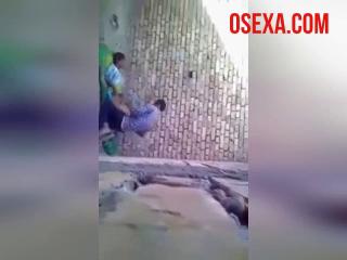 Индус трахает девушку на земле, Молодые, индусы, занимаются, сексом, прямо, на улице, за стеной, но они даже, не подозревают, что их снимает, скрытая, камера, uzbum.su