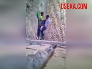 Индус трахает девушку на земле, Молодые, индусы, занимаются, сексом, прямо, на улице, за стеной, но они даже, не подозревают, что их снимает, скрытая, камера, uzbum.su