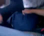 Молодые индусы в машине, Молодой индус снимает на камеру свою девушку как он ее раздевает и целует ее соски лапает ее и спускается ниже к ее штанам, uzbum.su