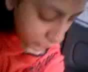 Молодые индусы в машине, Молодой индус снимает на камеру свою девушку как он ее раздевает и целует ее соски лапает ее и спускается ниже к ее штанам, uzbum.su