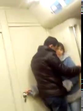 Кыргыздынжалап кызы сасык САРТм-н метродо, Молодые киргизы парень с девушкой обнимаются и целуются в метро их засняли на камеру и скинули нам..., uzbum.su