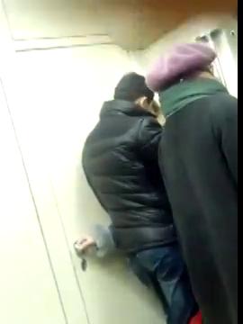 Кыргыздынжалап кызы сасык САРТм-н метродо, Молодые киргизы парень с девушкой обнимаются и целуются в метро их засняли на камеру и скинули нам..., uzbum.su