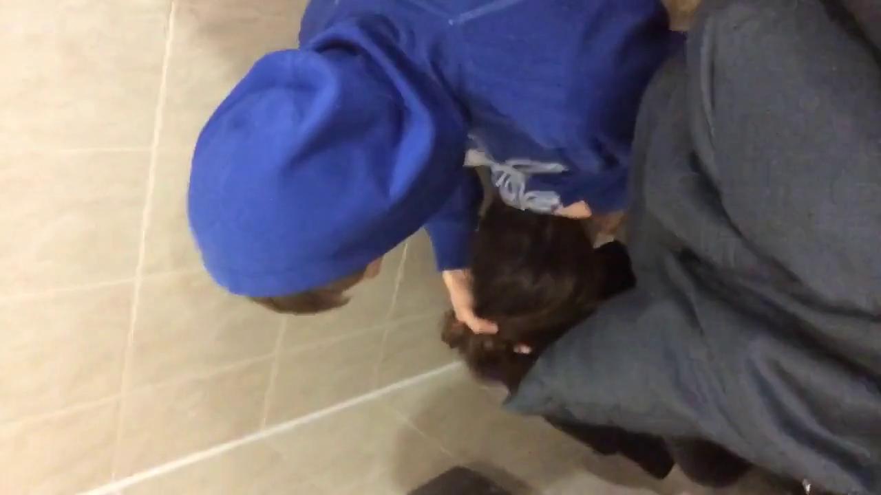 Родной брат порно узбечки заснял её минет на айфон, Узбек прикололся на родной сестрой, в туалете сняв любительское порно на айфон. Узбекский парнишка привёл к себе домой знакомого, познакомил с симпатичной и молоденькой сестрёнкой, а сам удалился. Молодой незнакомец быстро развёл на минет красавицу, отпра, uzbum.su