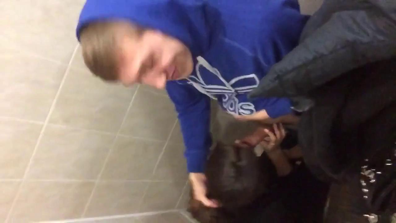 Родной брат порно узбечки заснял её минет на айфон, Узбек прикололся на родной сестрой, в туалете сняв любительское порно на айфон. Узбекский парнишка привёл к себе домой знакомого, познакомил с симпатичной и молоденькой сестрёнкой, а сам удалился. Молодой незнакомец быстро развёл на минет красавицу, отпра, uzbum.su