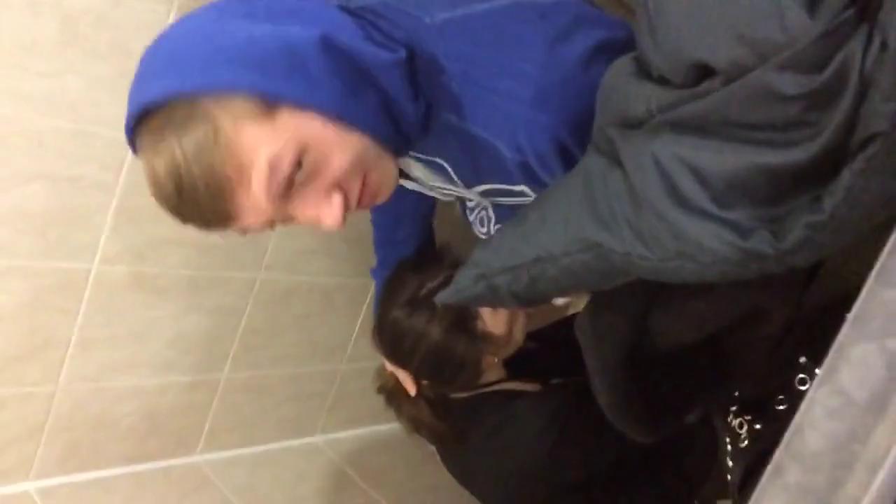 Родной брат порно узбечки заснял её минет на айфон, Узбек прикололся на родной сестрой, в туалете сняв любительское порно на айфон. Узбекский парнишка привёл к себе домой знакомого, познакомил с симпатичной и молоденькой сестрёнкой, а сам удалился. Молодой незнакомец быстро развёл на минет красавицу, отпра, uzbum.su