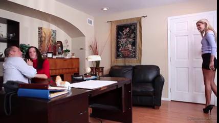 Зрелому мужчине очень приятно трахаться с молодыми стервами, домашнее порно, секс домашка, трахает дома, крупным планом, ебет девушку, uzbum.su