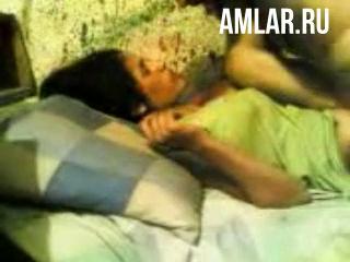 Таджичку шпилят на кровати, Молодые таджики занимаются сексом на кровати, их снимает третий на камеру, таджик хорошенько шпилит ее в вагину и девушка кончает несколько раз., uzbum.su