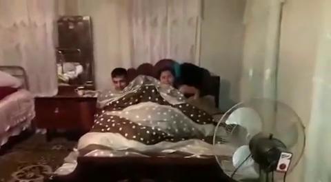 ТАДЖИК МУЖ ЗАПАЛИЛ ЖЕНУ С ЛЮБОВНИКОМ РЕАЛ, Вся семья таджиков запалили жену с любовником и избили любовника реальное таджикское частное видео, uzbum.su
