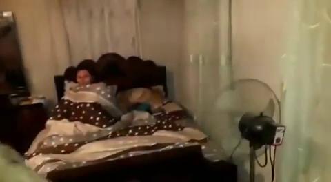 ТАДЖИК МУЖ ЗАПАЛИЛ ЖЕНУ С ЛЮБОВНИКОМ РЕАЛ, Вся семья таджиков запалили жену с любовником и избили любовника реальное таджикское частное видео, uzbum.su