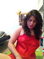 Темноволосая турчанка перед камерой всунула палец в письку