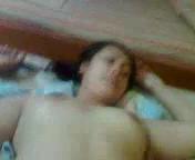 Домашнее порно видео мужа и жена, Узбекская пара муж и жена трахаются дома на кровати, муж снимает на камеру трах от первого лица и лапает ее сиськи, uzbum.su