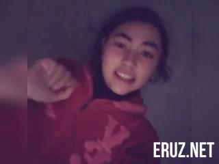 Молодая Узбечка показывает свои большие сиськи, Узбечка, снимает, себя, на камеру, и показывает, себя голенькую, говорит, что ее тело, очень, скучает, по ее парню, uzbum.su