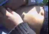 Молодой узбек ласкает дело своей девушки на природе и снимает это на камеру