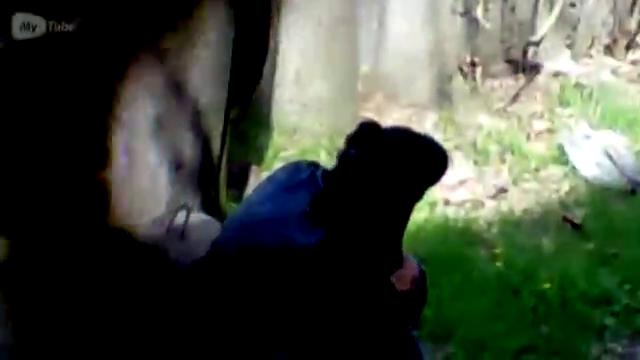 Молодую парочку жестко наказали во дворе, Молодые парень и девушка узбеки сидели во дворе и обжимались но соседи сверху скинули на них ведро воды вместо с ведром axaxaxax, uzbum.su