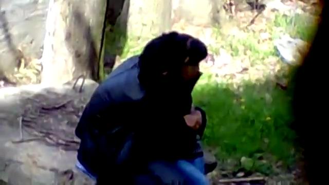 Молодую парочку жестко наказали во дворе, Молодые парень и девушка узбеки сидели во дворе и обжимались но соседи сверху скинули на них ведро воды вместо с ведром axaxaxax, uzbum.su