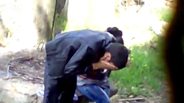 Молодую парочку жестко наказали во дворе, Молодые парень и девушка узбеки сидели во дворе и обжимались но соседи сверху скинули на них ведро воды вместо с ведром axaxaxax, uzbum.su