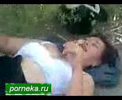 Трах узбеков на улице, Несколько узбеков взяли бичуху шлюшку и по очереди трахают ее на поле и снимают на камеру, uzbum.su