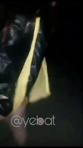 Узбечка шлюха писает на улице, Узбекская шлюшка сняла штаны и писает по среди улицы, uzbum.su