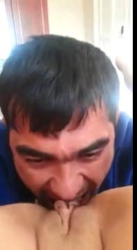 Узбек раб лижет пизду госпоже, Голая, узбечка, лежит, дома, на кровати, а узбек, просит, у нее присунуть, ей, но она ему, не разрещает, и намекает, чтобы, он сначала, ей полизал, киску., uzbum.su