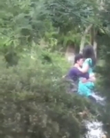 В парке любви узбек лапает свою подругу и целуется с ней