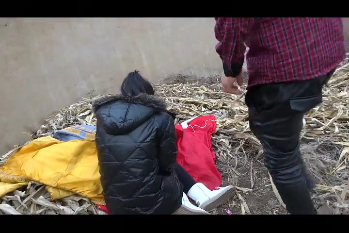 Озабоченный японец на улице трахнул красивую девушку раком, японское порно, сочные японки, минет японки, uzbum.su